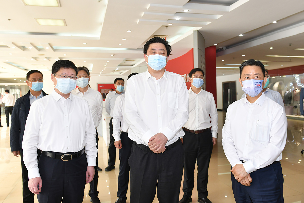 4月12日，無錫市市長趙建軍帶隊深入紅豆集團，專題調(diào)研疫情防控和復(fù)工復(fù)產(chǎn)工作。