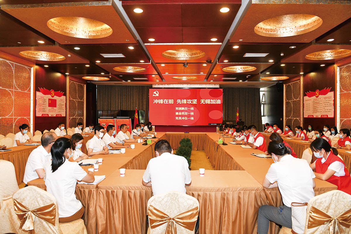 7月4日，紅豆集團黨委第一時間發(fā)出緊急通知，管控區(qū)內(nèi)黨員、干部、員工積極響應(yīng)，就地轉(zhuǎn)為志愿者，切實發(fā)揮紅豆黨員先鋒模范作用，沖在抗疫一線。